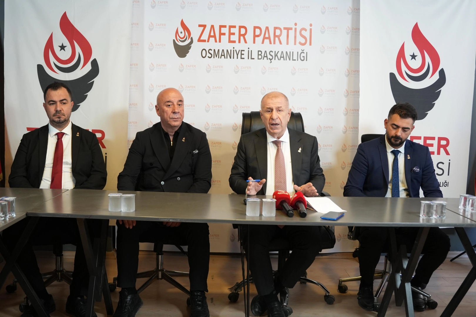 Zafer Partili Özdağ’dan Erdoğan-Trump Zirvesi Eleştirisi Zafer Partili Özdağ’dan Erdoğan-Trump Zirvesi Eleştirisi