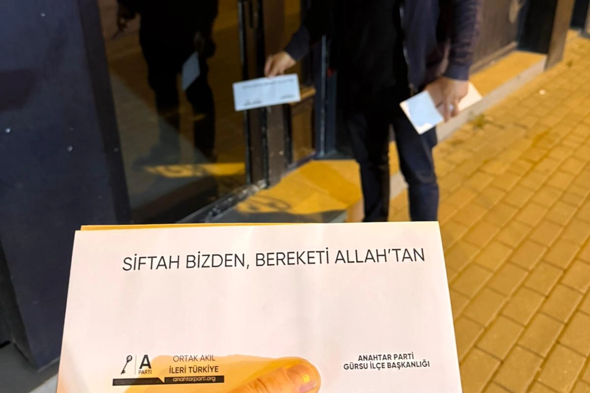 Bursa Gürsu’da Anahtar Parti’den esnafa siftah parası! Bursa Gürsu’da Anahtar Parti’den esnafa siftah parası!