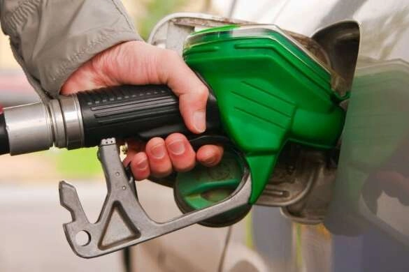 Benzine zam geliyor Benzin...