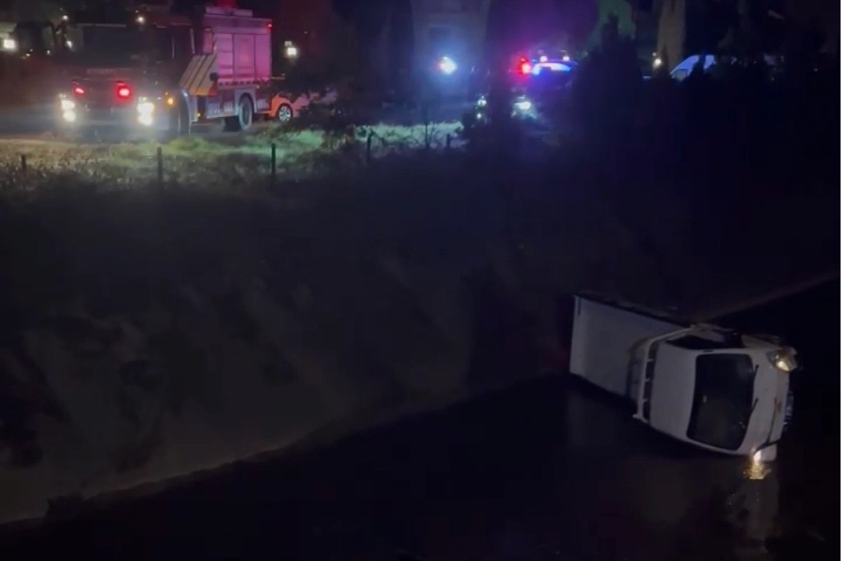 Düzce’de kamyonet su kanalına devrildi! Düzce’de...