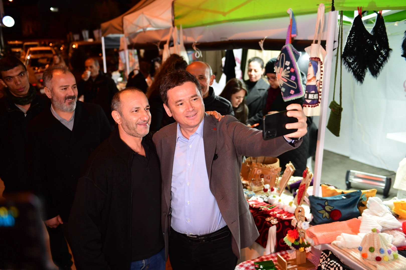 Erkan Aydın Ramazan’ın samimi atmosferini vatandaşlarla yaşadı Erkan Aydın Ramazan’ın samimi atmosferini vatandaşlarla yaşadı