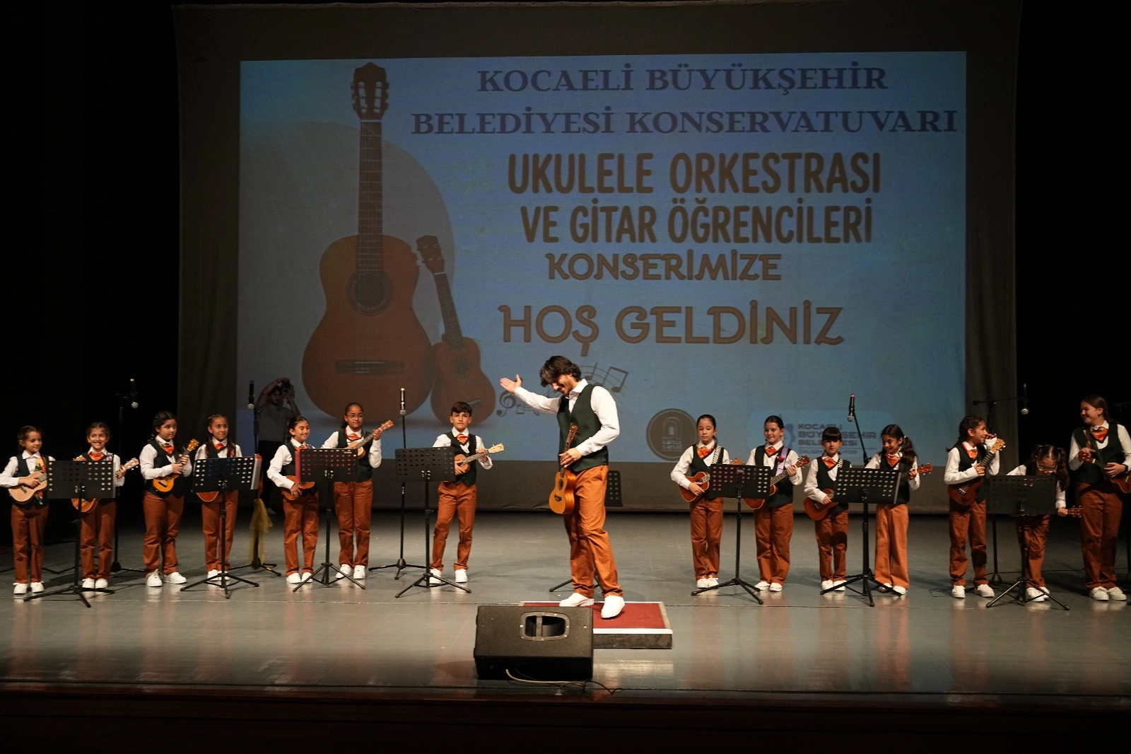 Kocaeli’de konservatuvar öğrencileri hem çaldı hem oynadı
