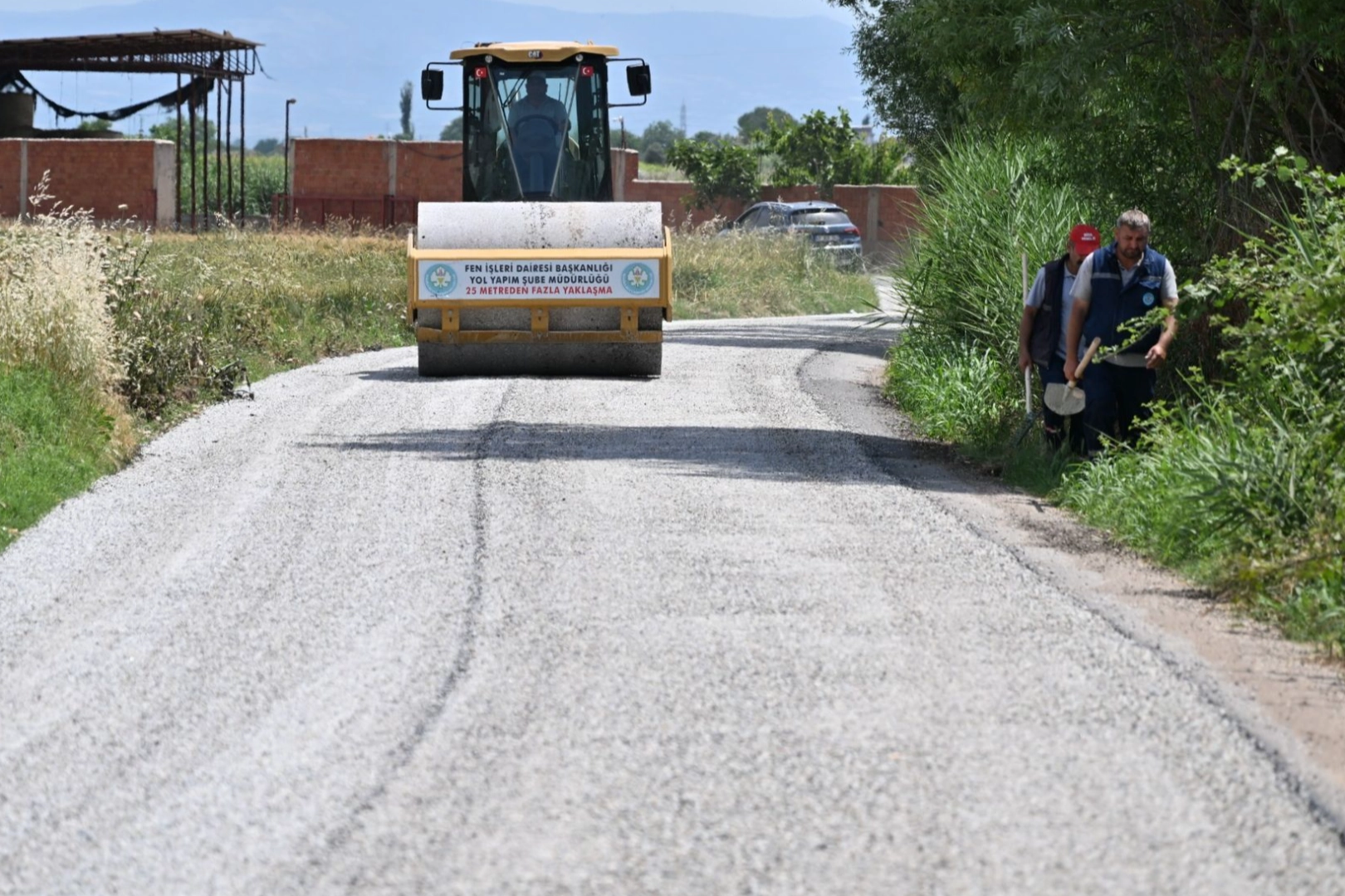 Manisa’da 5 mahalleyi bağlayan yol baştan sona yenilendi