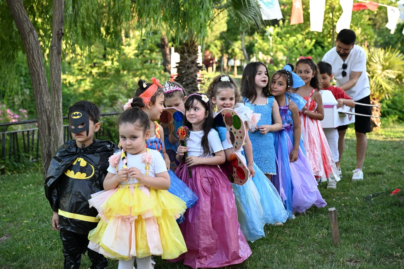 Manisa’da atıklar minik ellerde sanata dönüştü